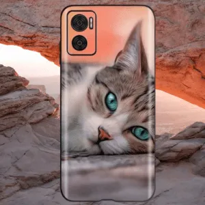Funda para Motorola E22, E22s, E22i, con cara de gatito relajado sobre la arena, en un hermoso paisaje de playa color atardecer para Funda de teléfono suave y elegante para proteger tu Motorola Moto E22, E22s, E22i, E22